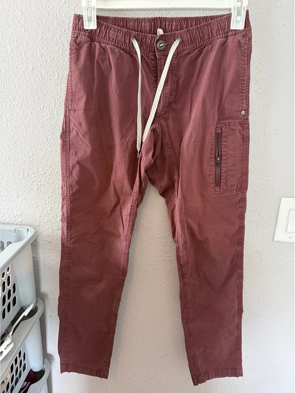 Men's Vuori Ripstop Climber Pants Burgundy size M. 31in inseam. GUC for normal c